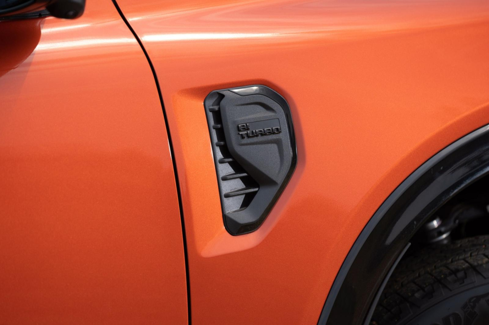 Ford Ranger Stormtrak 2023 màu cam