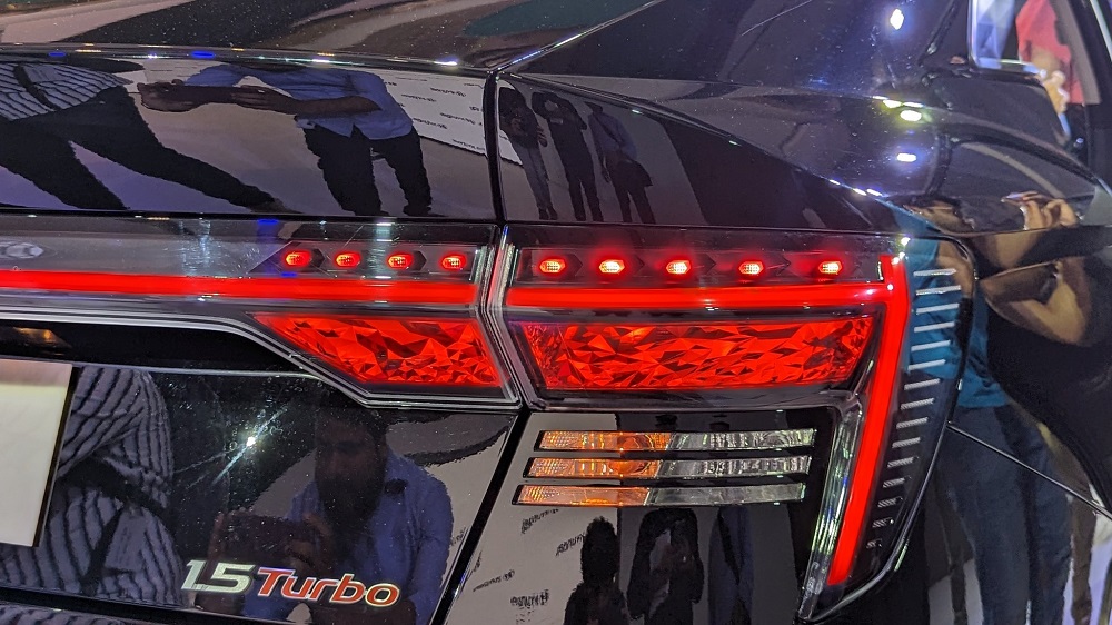 Bên dưới đèn hậu là dải đèn báo rẽ của Hyundai Accent 2023
