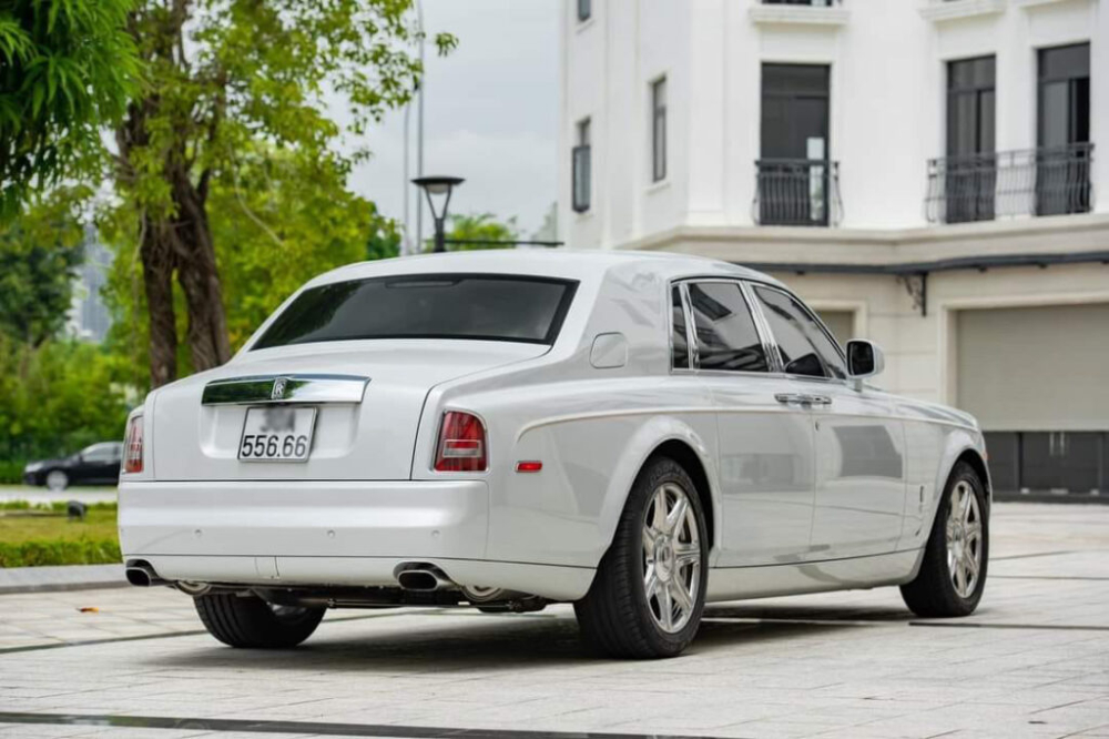 2006 RollsRoyce Phantom in Silver  Front angle view Stock Photo  Alamy