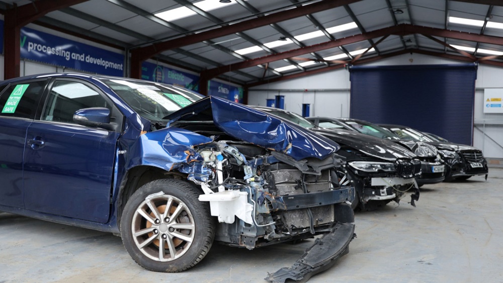 Pin chỉ bị trầy xước nhẹ và không hỏng hóc gì nhưng vẫn phải bỏ cả chiếc xe. Pin chỉ bị trầy xước nhẹ và không hỏng hóc gì nhưng vẫn phải bỏ cả chiếc xe.