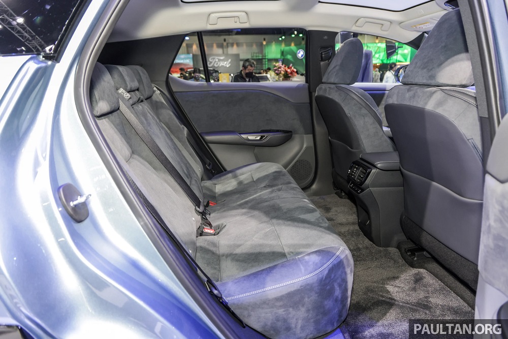 Hàng ghế sau rộng rãi của Lexus RZ 2023
