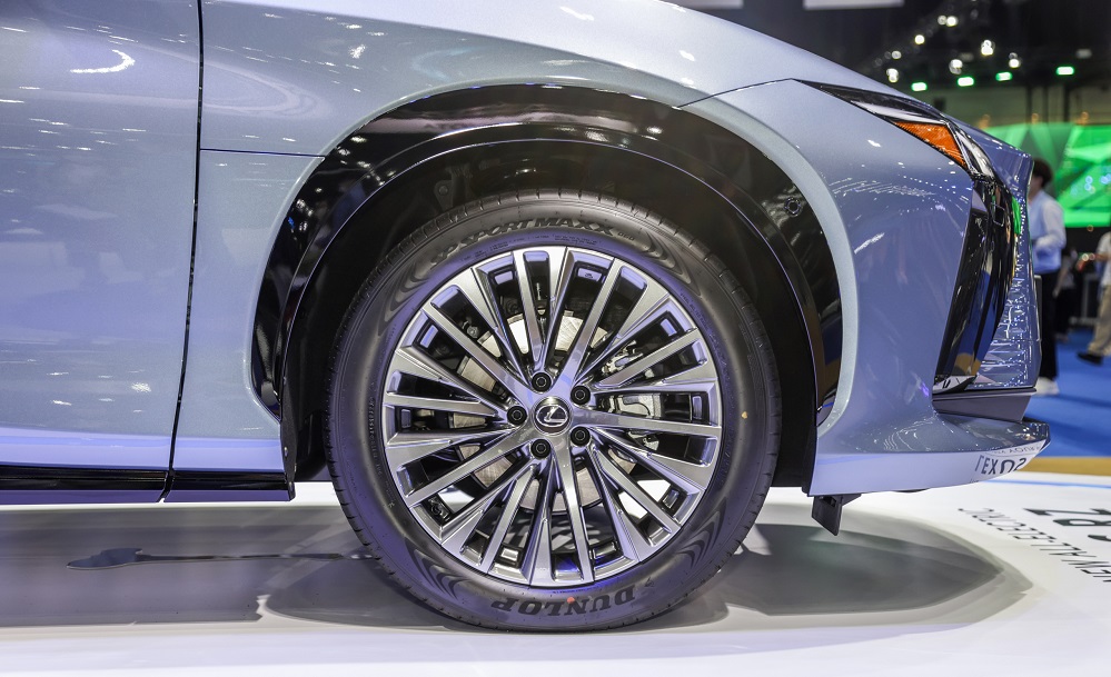 Vành hợp kim 20 inch của Lexus RZ 2023 bản cao cấp