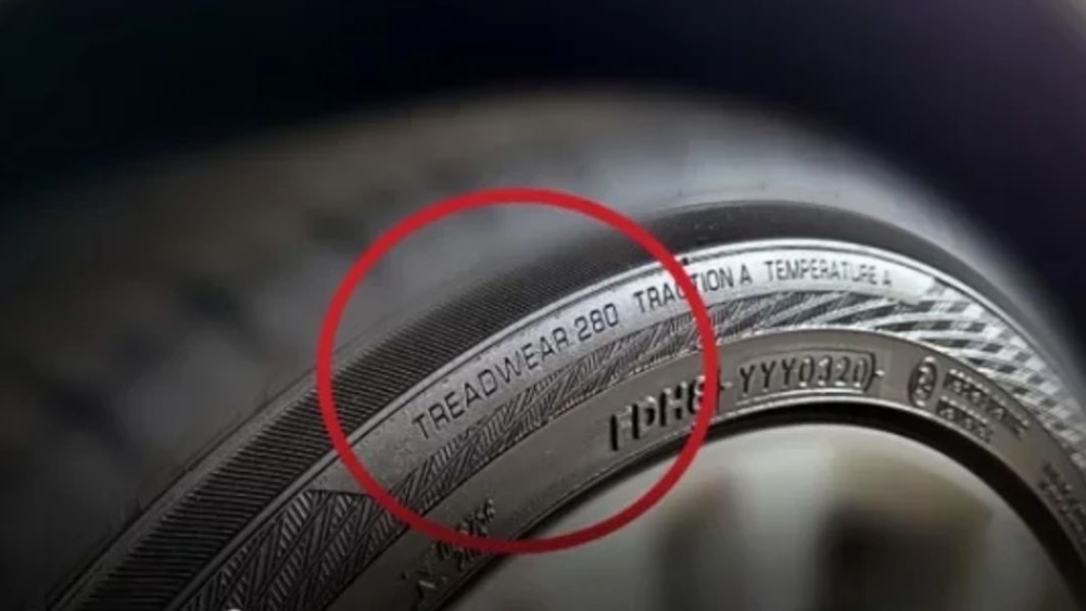 Treadwear càng cao thì lốp càng lâu mòn, tuổi thọ lốp được kéo dài hơn. Treadwear càng cao thì lốp càng lâu mòn, tuổi thọ lốp được kéo dài hơn.