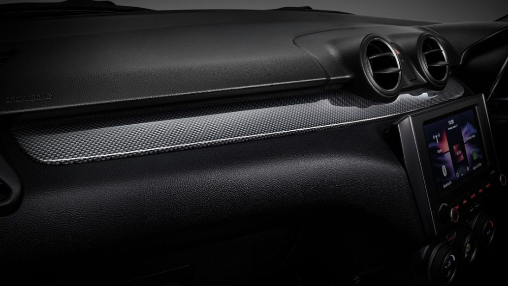 Suzuki Swift GL Next Edition 2023 sở hữu nhiều chi tiết ốp giả sợi Kevlar trong nội thất