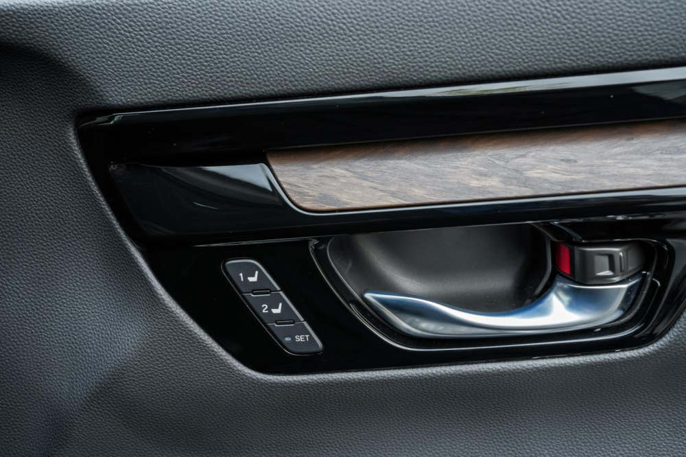 Ốp màu đen bóng và ốp gỗ trên tapi cửa của Honda CR-V e:HEV ES 2023 
