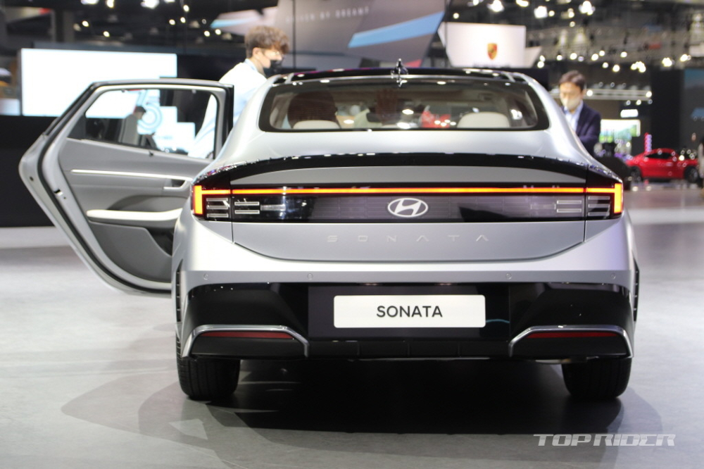 Hyundai Sonata 2024 nhìn từ phía sau
