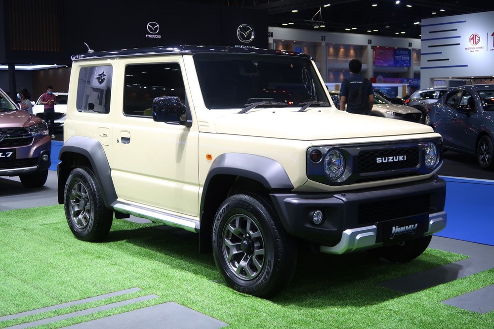 Suzuki Jimny 2023 màu trắng ngà - nóc đen Suzuki Jimny 2023 màu trắng ngà - nóc đen