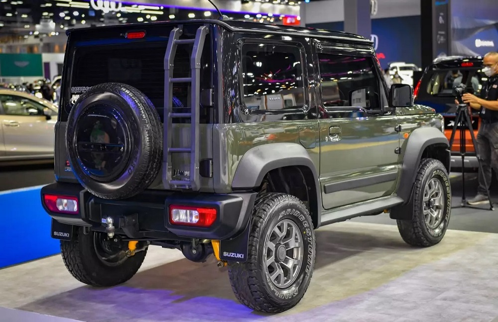 Chiếc Suzuki Jimny 2023 màu xanh đậm có thêm thang và móc kéo phía sau Chiếc Suzuki Jimny 2023 màu xanh đậm có thêm thang và móc kéo phía sau