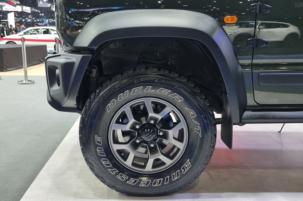 Lốp của chiếc Suzuki Jimny 2023 màu xanh đậm cũng có kích thước lớn hơn Lốp của chiếc Suzuki Jimny 2023 màu xanh đậm cũng có kích thước lớn hơn
