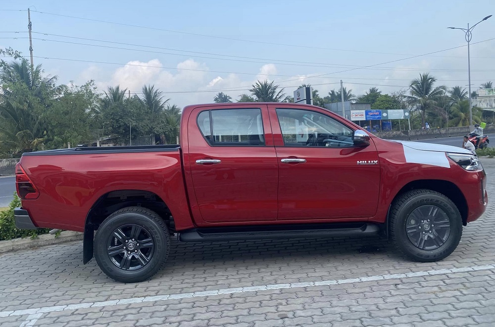 Toyota Hilux 2.4 4x2 AT 2023 màu đỏ Toyota Hilux 2.4 4x2 AT 2023 màu đỏ