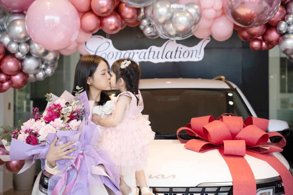 Trương Mỹ Nhân tậu chiếc KIA Carnival để phục vụ công việc và có thể chở con gái đi chơi xa