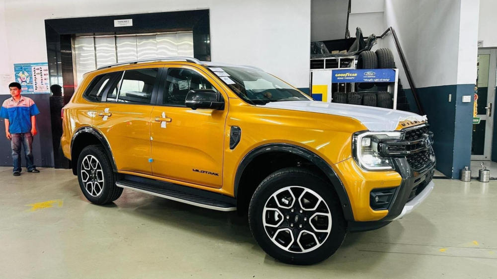 Ford Everest Wildtrak 2023 lộ thiết kế thực tế tại đại lý