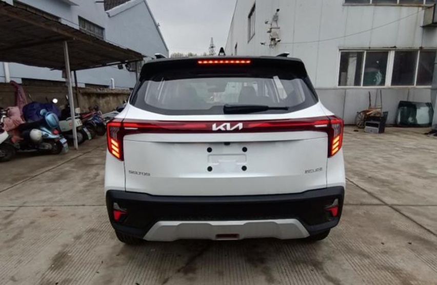 Kia Seltos 2023 nhìn từ phía sau Kia Seltos 2023 nhìn từ phía sau