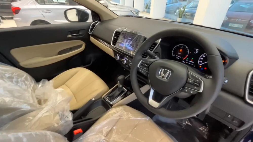Honda City ZX 2023 có ốp mềm mại trên tapi cửa, mặt táp-lô và cụm điều khiển trung tâm