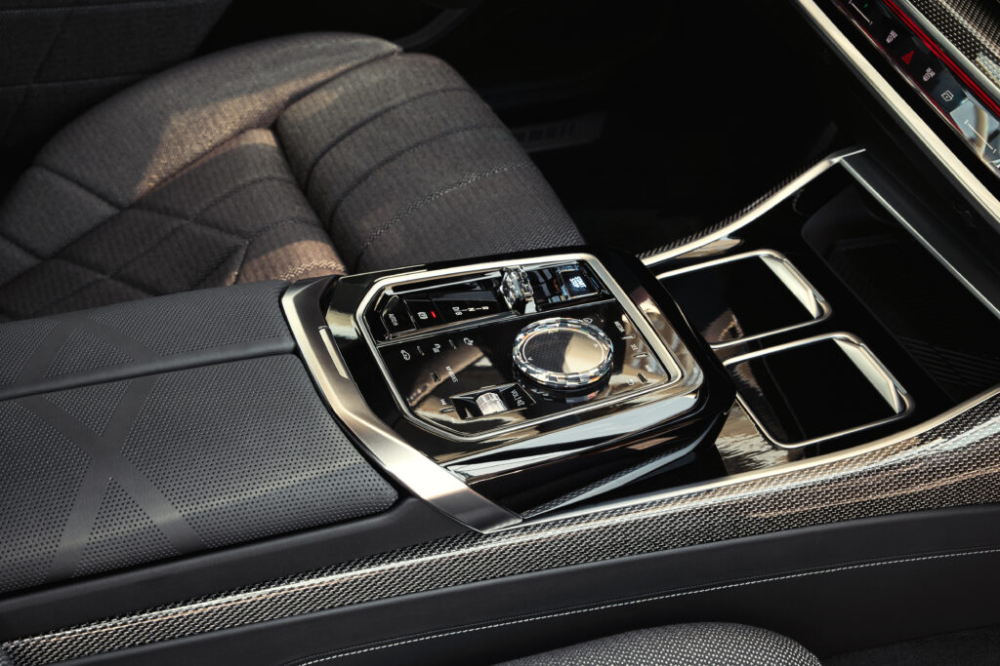 Núm xoay chỉnh hệ thống thông tin giải trí trên cụm điều khiển trung tâm của BMW i7 M70 xDrive 2024