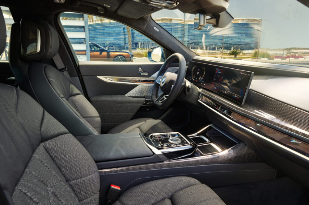 BMW i7 M70 xDrive 2024 có màn hình cong trên mặt táp-lô