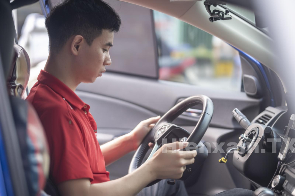 The technician removes the steering wheel from the car. The airbag will be removed separately and will not be affected by anything.