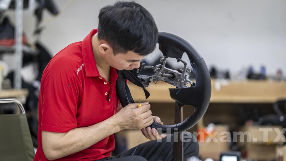 Recovering the steering wheel with leather is a cost-effective solution to enhance the aesthetics of the car.