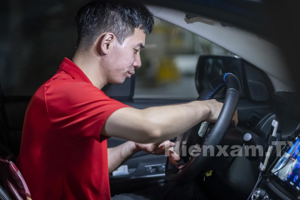 Install the steering wheel back into the car after completion, remember to tighten the steering wheel nut with the proper torque and reconnect the airbag jack. The total time for wrapping the steering wheel ranges from 60-90 minutes depending on the personalization of the owner with a cost of about 800,000 VND