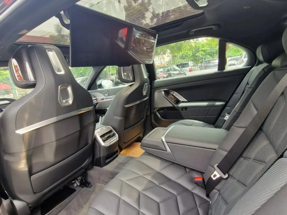 Màn hình Theater Screen 31 inch trên trần xe là trang bị tùy chọn của BMW 7-Series 2023