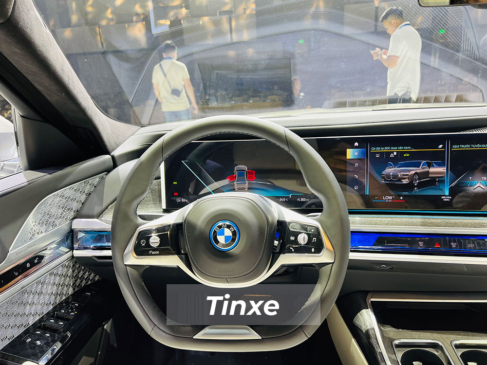 BMW i7 2023 dùng vô lăng giống với 7-Series thông thường BMW i7 2023 dùng vô lăng giống với 7-Series thông thường