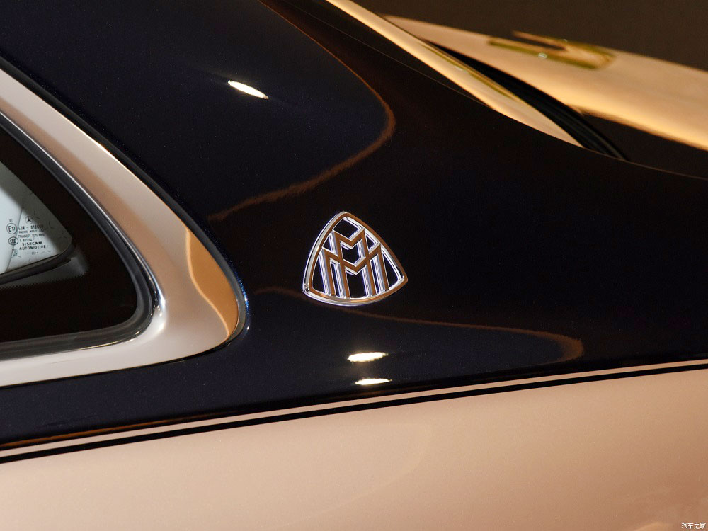 Logo 2 chữ M của Mercedes-Maybach S680 Haute Voiture Logo 2 chữ M của Mercedes-Maybach S680 Haute Voiture