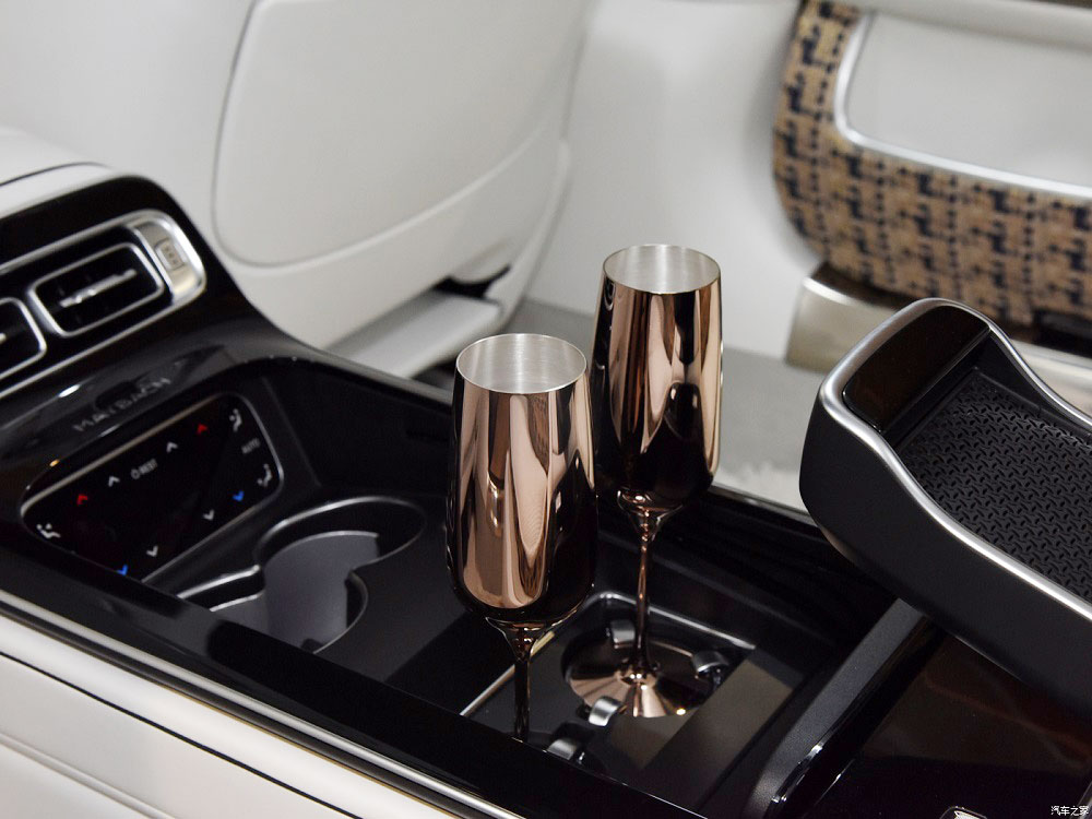 2 ly champagne của Mercedes-Maybach S680 Haute Voiture 2 ly champagne của Mercedes-Maybach S680 Haute Voiture