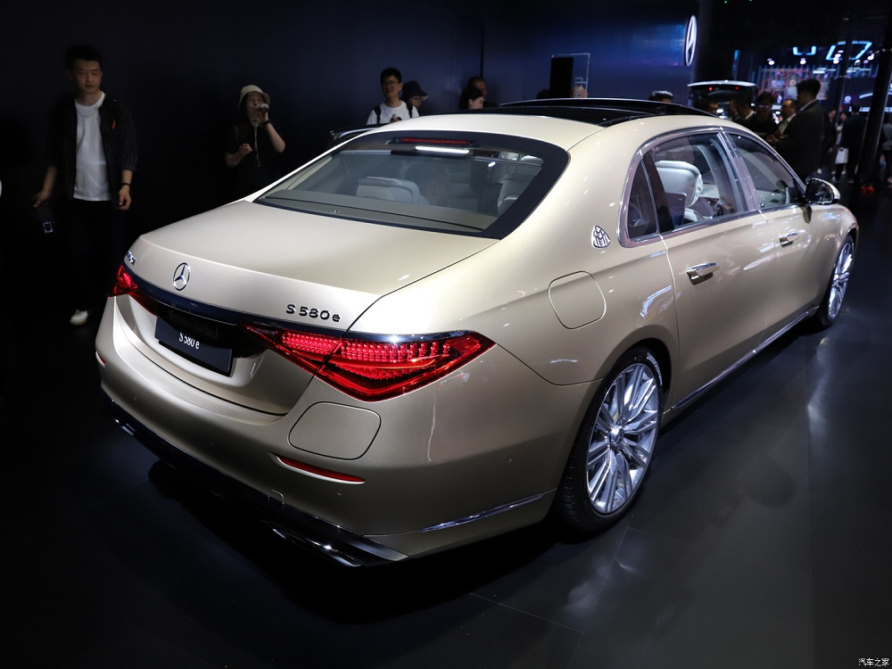 Mercedes-Maybach S580e 2024 nhìn từ phía sau Mercedes-Maybach S580e 2024 nhìn từ phía sau