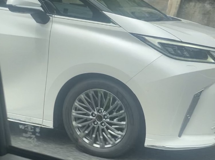 Vành la-zăng đa chấu 19 inch của Lexus LM 2023 Vành la-zăng đa chấu 19 inch của Lexus LM 2023