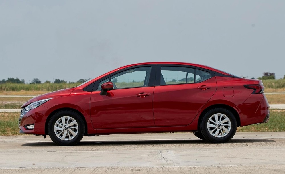 Nissan Almera 2023 nhìn bên sườn Nissan Almera 2023 nhìn bên sườn