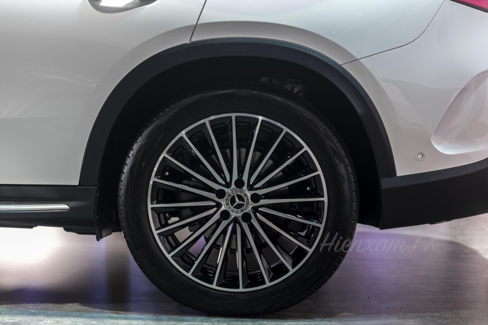 Mercedes-Benz GLC300 4matic được trang bị vành hợp kim 20 inch Mercedes-Benz GLC300 4matic được trang bị vành hợp kim 20 inch
