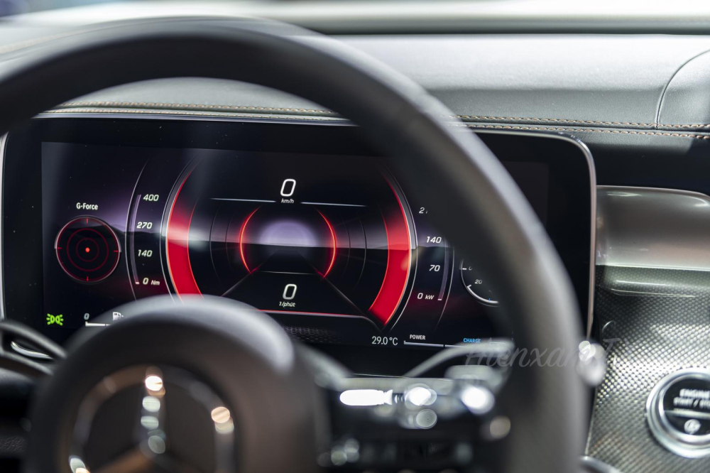 Phía sau vô-lăng là một màn hình điện tử kích thước 12,3 inch với nhiều giao diện tuỳ theo thói quen và sở thích của lái xe. Phía sau vô-lăng là một màn hình điện tử kích thước 12,3 inch với nhiều giao diện tuỳ theo thói quen và sở thích của lái xe.