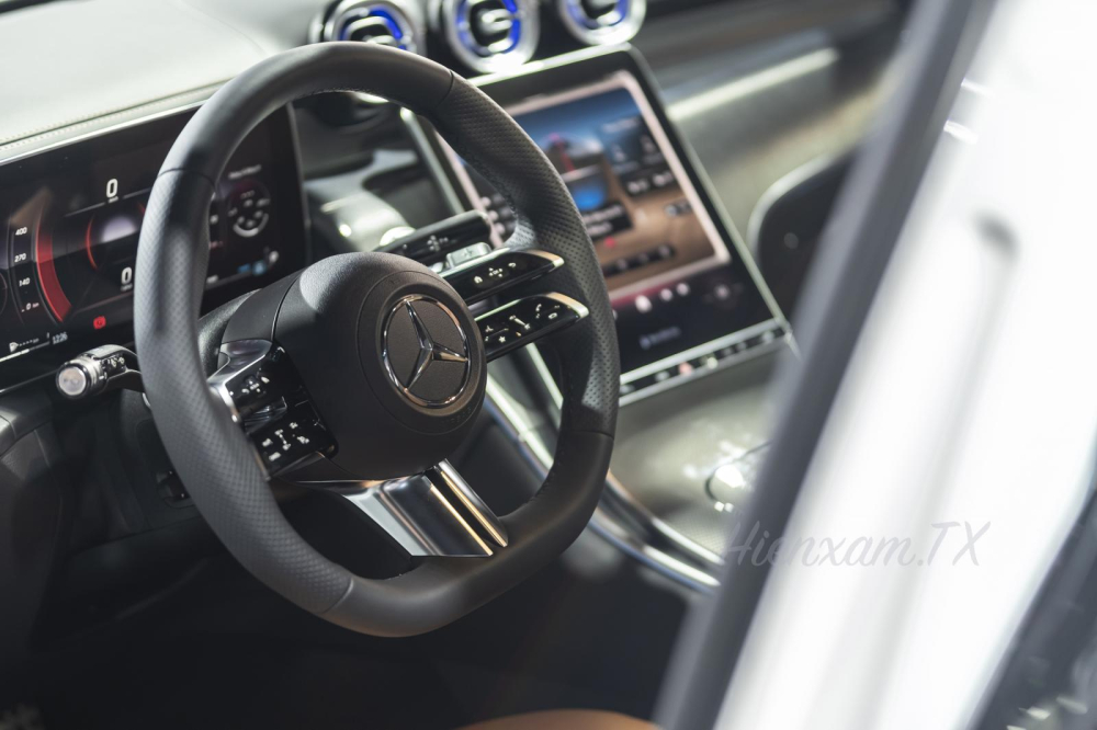 Vô-lăng vát đáy thể thao trên Mercedes-Benz GLC300 4matic Vô-lăng vát đáy thể thao trên Mercedes-Benz GLC300 4matic