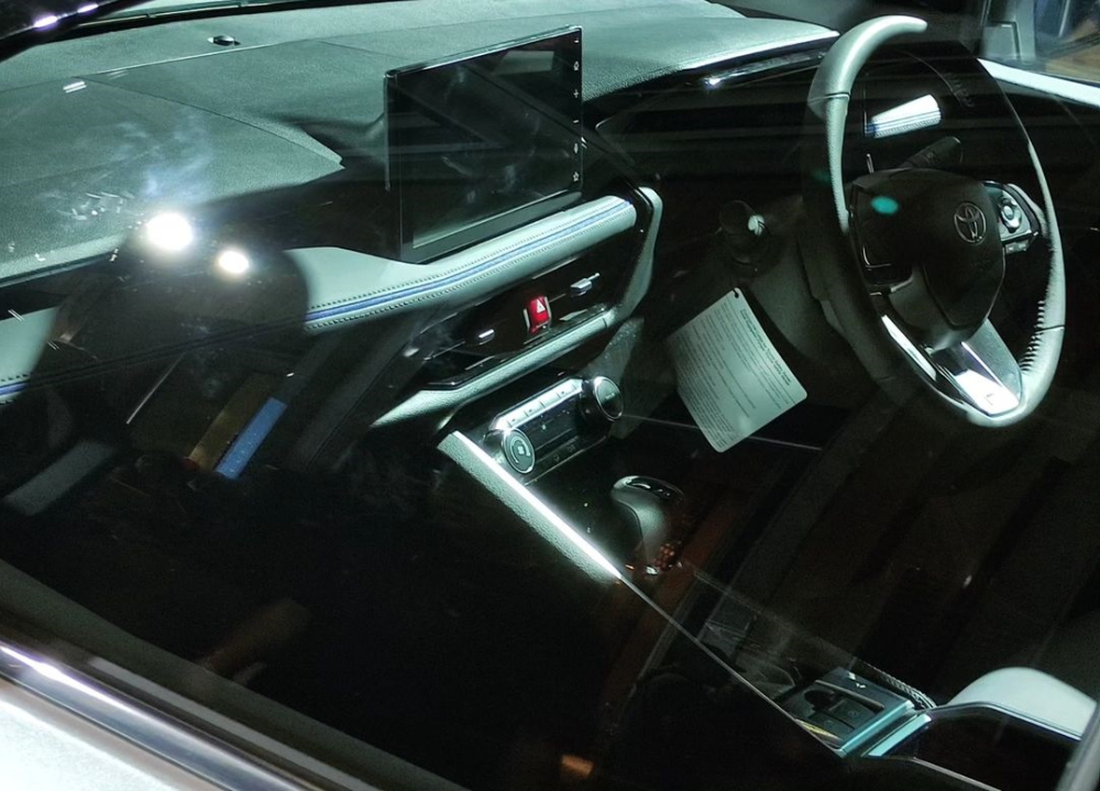 Toyota Yaris Cross GR Sport 2023 còn có phanh tay điện tử