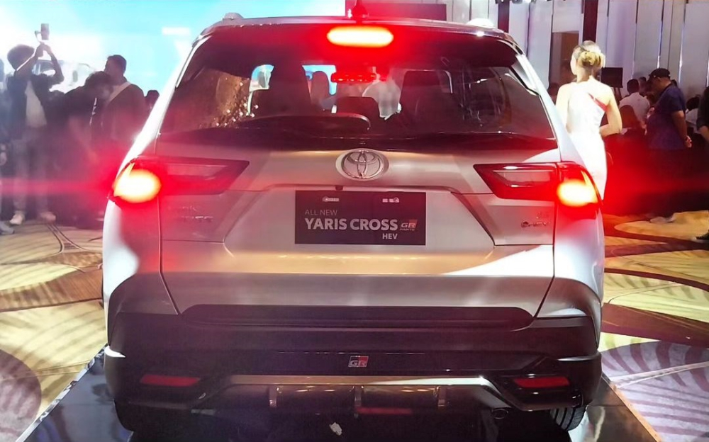 Toyota Yaris Cross GR Sport 2023 nhìn từ phía sau