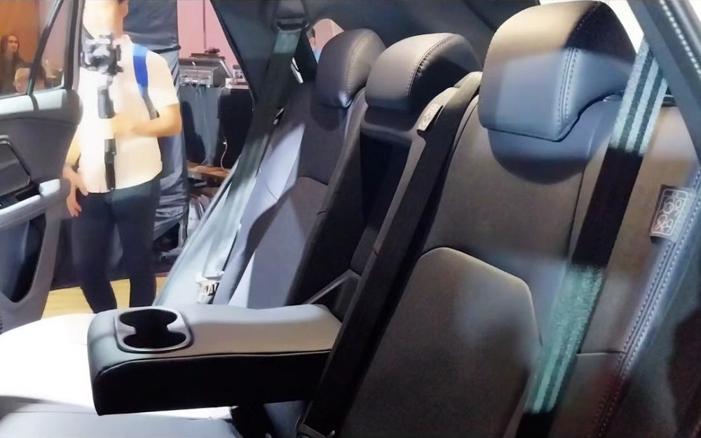 Hàng ghế 3 chỗ ngồi phía sau của Toyota Yaris Cross GR Sport 2023 với bệ tì tay tích hợp giá để cốc ở giữa