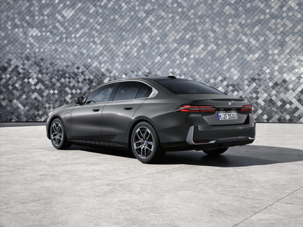 Khách hàng thở phào vì BMW 5-Series 2024 không dùng thiết kế giống 7-Series Khách hàng thở phào vì BMW 5-Series 2024 không dùng thiết kế giống 7-Series