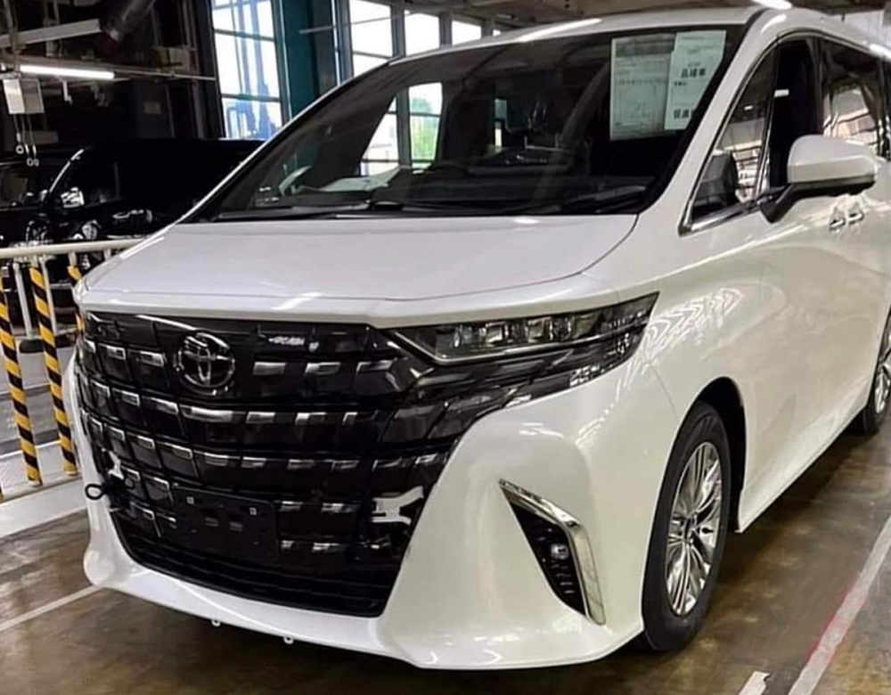 Chuyên cơ mặt đất Toyota Alphard 2023 lộ diện trong nhà máy trước khi ra mắt vào tháng sau