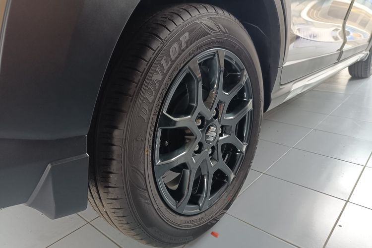 Vành hợp kim 16 inch sơn màu đen mới của Suzuki XL7 Hybrid 2023