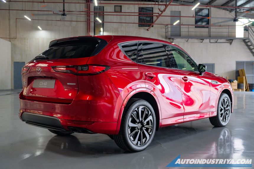 Mazda CX-60 2023 với gói Premium Sport được trang bị đầu ống xả màu đen