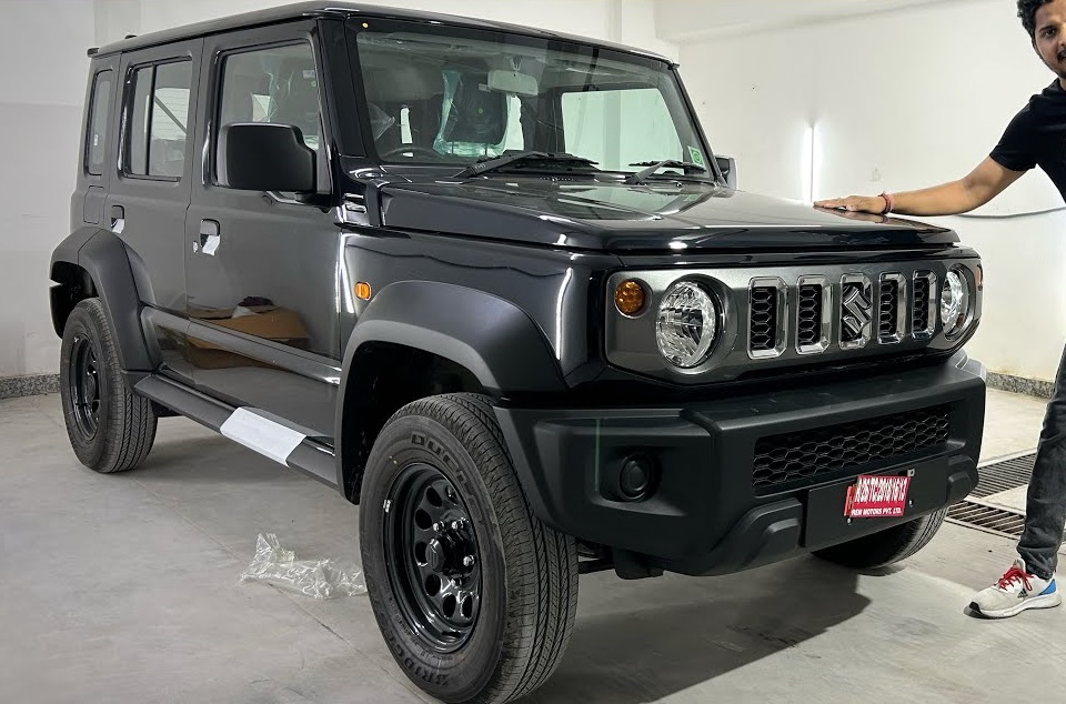 Cận cảnh thiết kế của Suzuki Jimny 5 cửa bản tiêu chuẩn