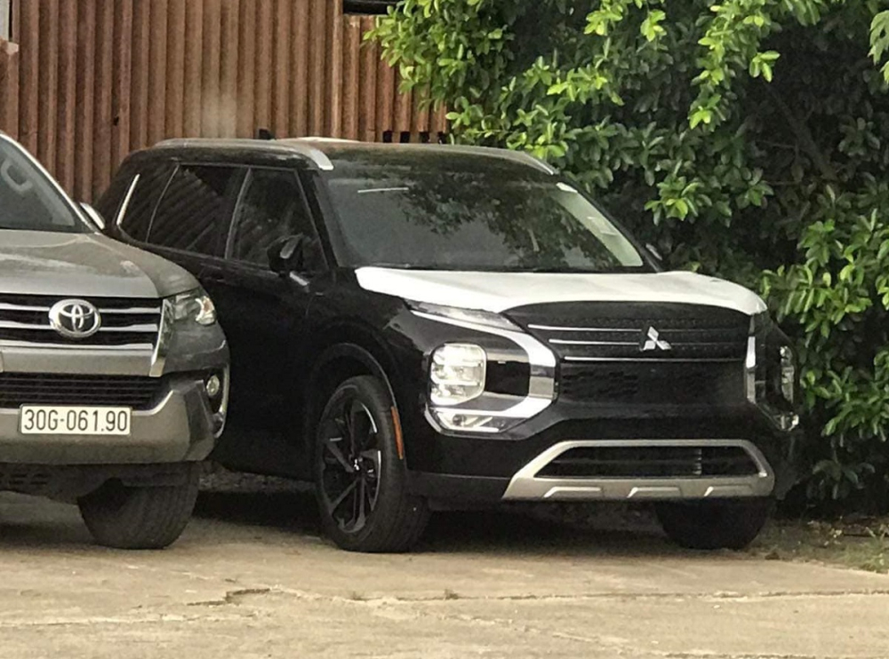 Mitsubishi Outlander 2023 bất ngờ xuất hiện tại Việt Nam Mitsubishi Outlander 2023 bất ngờ xuất hiện tại Việt Nam