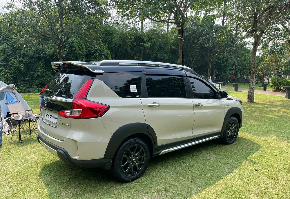 Suzuki XL7 Hybrid 2023 màu trắng ngà - đen