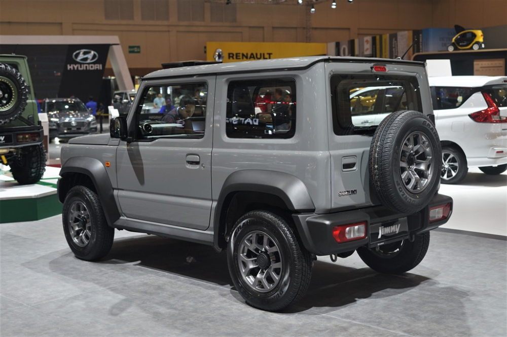 Suzuki Jimny 3 cửa có lốp dự phòng trên cửa cốp sau