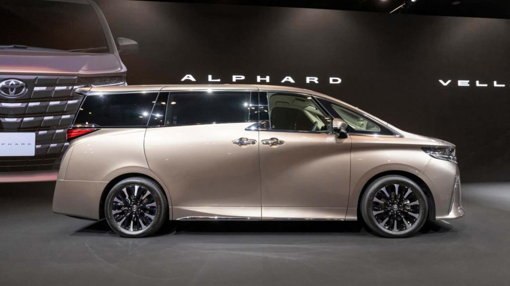 Toyota Alphard 2023 tăng nhẹ kích thước so với thế hệ cũ