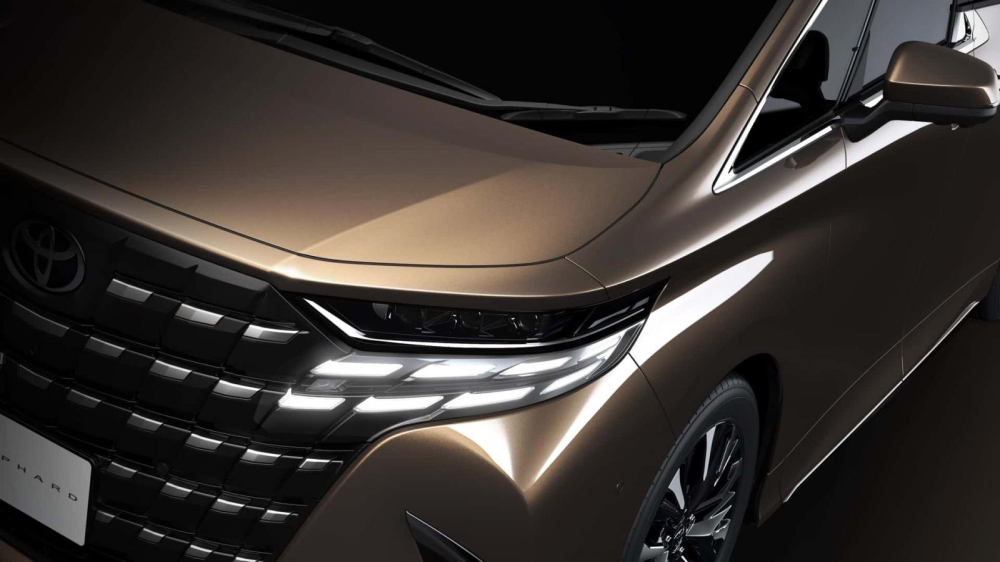 Đèn LED định vị ban ngày của Toyota Alphard 2023 tích hợp gọn gàng vào lưới tản nhiệt