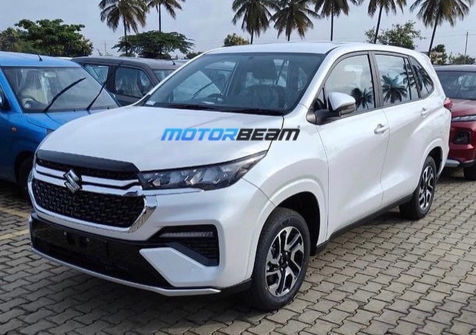 Suzuki Invicto xuất hiện tại đại lý, thiết kế thay đổi so với anh em song sinh Toyota Innova 2023