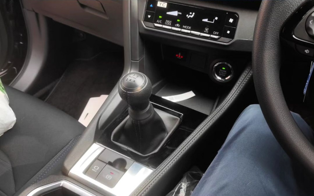 Toyota Yaris Cross G MT 2023 không có vách ngăn ở cụm điều khiển trung tâm