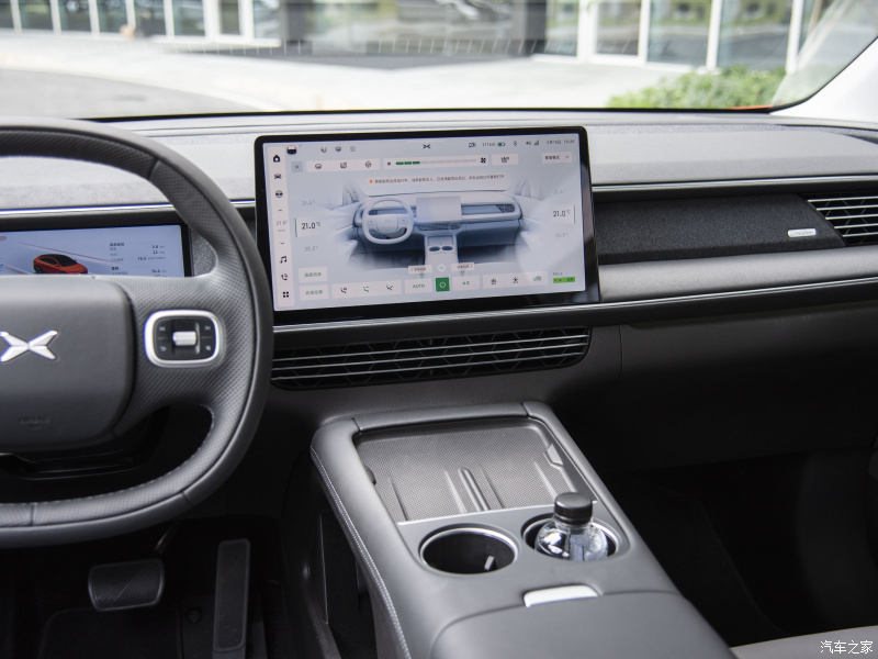 Bảng điều khiển trung tâm của xe Xpeng G6 khá gọn gàng với việc loại bỏ nhiều nút bấm vật lý Bảng điều khiển trung tâm của xe Xpeng G6 khá gọn gàng với việc loại bỏ nhiều nút bấm vật lý