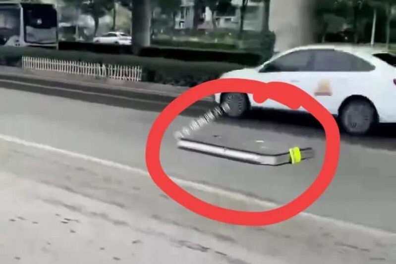 The battery pack of Cao Cao 60 EV lying on the road